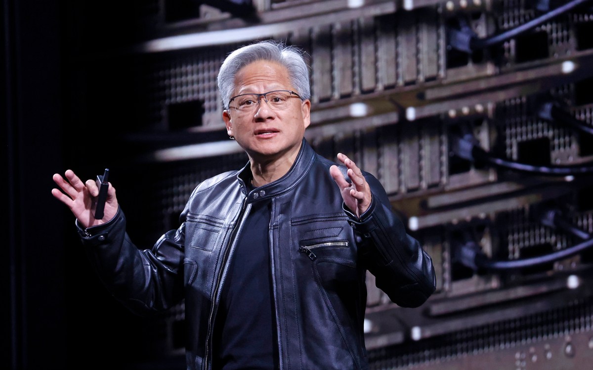 Jensen Huang nói không cần luật cho AI — cứ để thị trường tự phanh